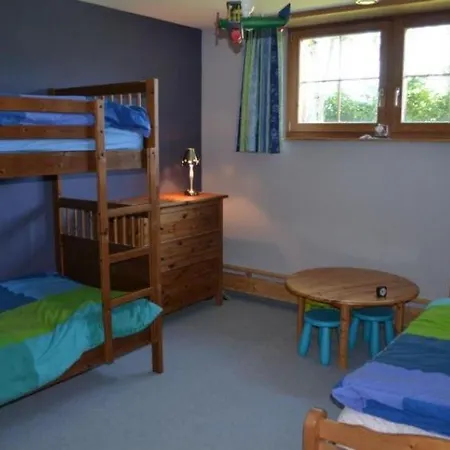 Sleeps 10 Wifi Apartment